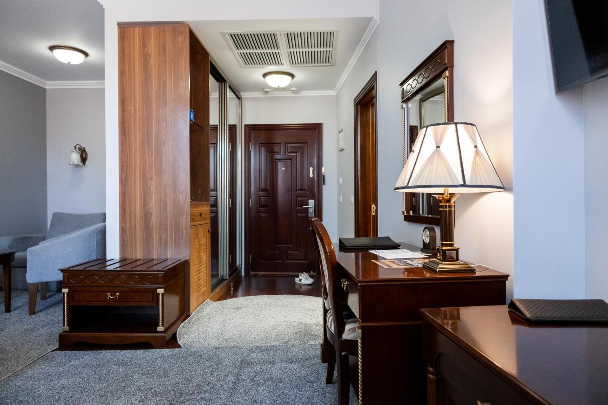 Allureinn Hotel And Spa Chernivtsi Exterior photo